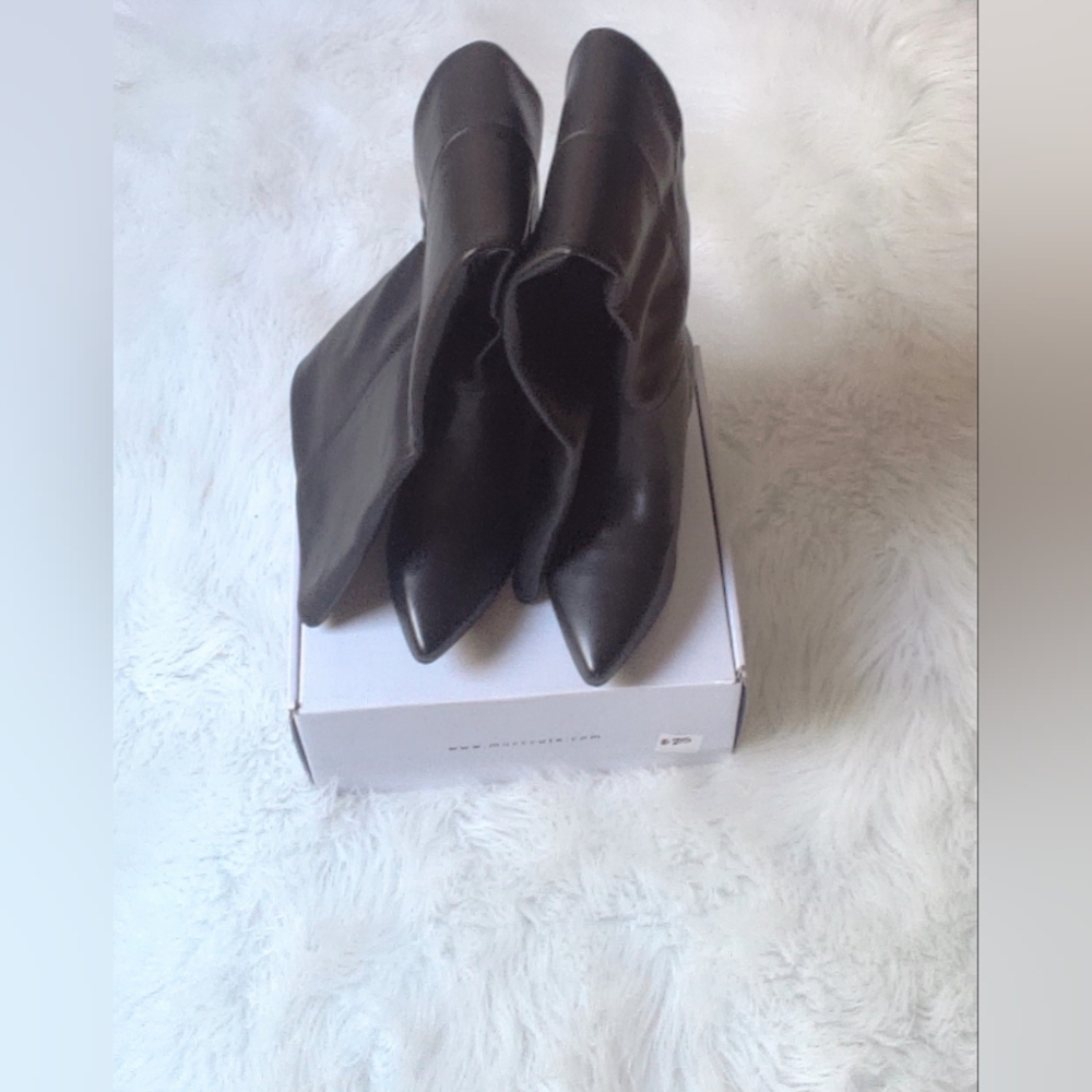 Mucccute Faux Leather Boots Size 6 NWT